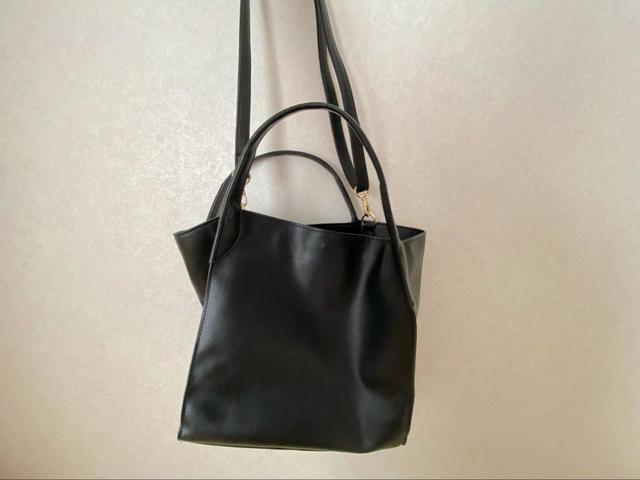 【GU（ジーユー） ライト＆ソフトレザータッチ2wayトートバッグ】肩掛けベルト付きで2way仕様