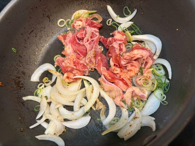 【ロピア ロピアアンガス牛プルコギ味付焼肉用 豪州産】玉ねぎと一緒に炒めてみました!焼きながら立ち上る香りに食欲が爆上がり◎