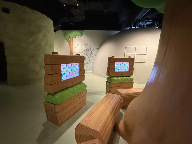 ベンチに座ると目の前のモニターにちいかわたちが登場して、記念撮影ができます。モニターの中のちいかわたちが動くと椅子が振動して臨場感抜群！