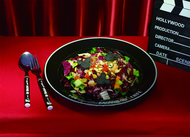 シュリンプ&ビーンズのコブサラダ 1,000円(税込1,100円)|ディズニー100周年「The Wonder Movie CAFE」