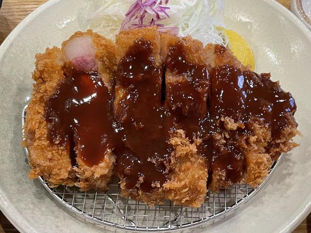 【豚肉専門料理店とんかつのり】オヤジは断固ソース派。キャベツにもソースをどぼどぼかけないと気がすまない