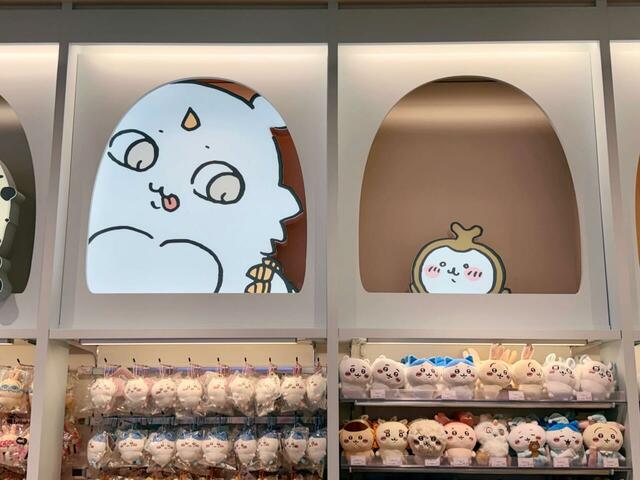 なんと立体的な装飾には、あのことカブトムシも登場しています!かわいい姿ですが、闇深い二人が並んでいます…