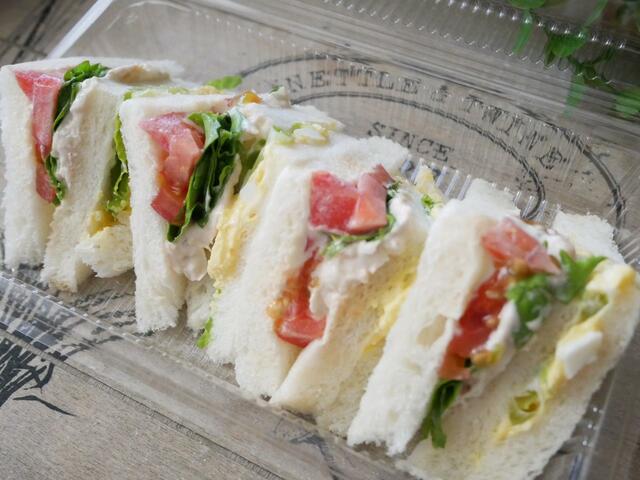 【ツナサラダとたまごのミックスサンドイッチ】耳をカットしたふんわりパンを使用