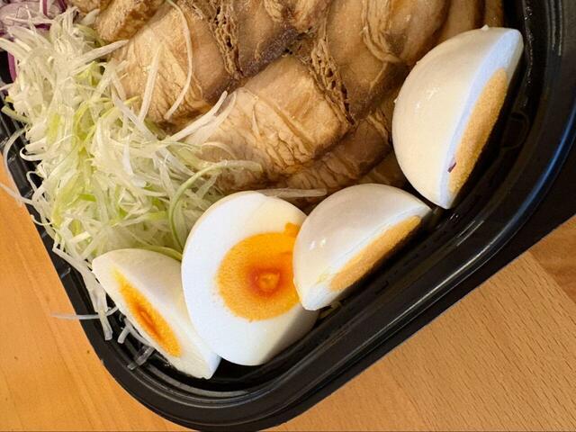 【コストコ チャーシュー油そば】たまごの半熟感が絶妙で、見た目にも美味しさを感じます！