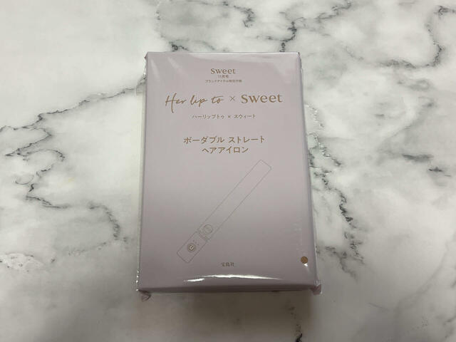 付録は『小嶋陽菜さんプロデュースHer lip to(ハーリップトゥ)USB給電式カールもできる 1台2役のポータブル ストレートヘアアイロン』