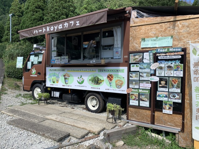 遊歩道にはフードカーもあって軽食やドリンク、スイーツなどが味わえる