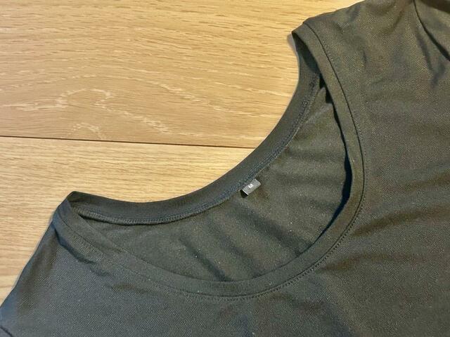 ワークマン×ファンケル保湿成分配合肌着/Rich Moist Veil 8分袖クルーネックT 1,500円(税込)　首後ろのタグ