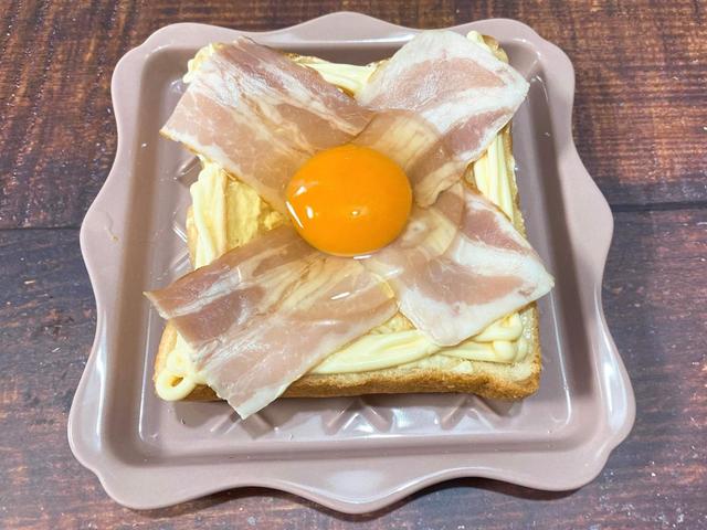 真ん中に卵を割ってオン！