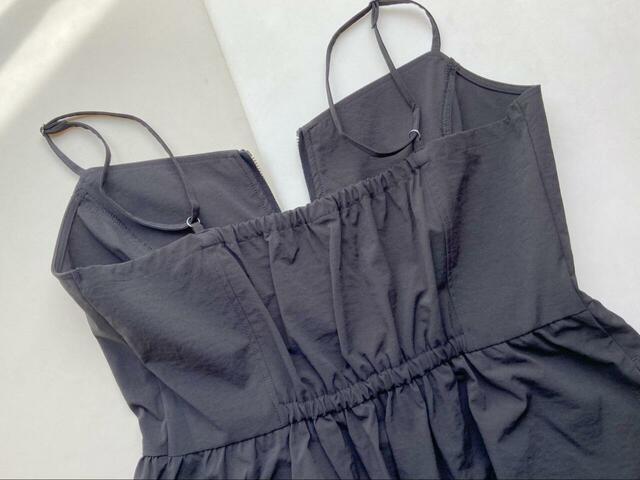 【GU フロントジップバブルヘムワンピース】バックシルエットもギャザーがたっぷりでかわいい♪