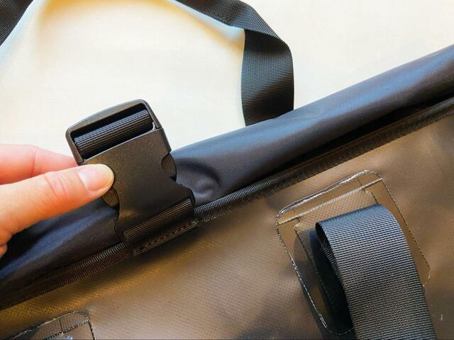 【オウルテック 3way防水バッグ】口の部分は丈夫なバックルが付いています