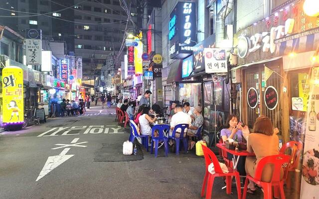 【気になる韓国、ソウルの今・忠武路】西側から見た忠武路2ギル（夜景）。左手の「生」の字が目立っている緑と赤の看板の店がサーモン刺身の人気店「忠武ヨノ」