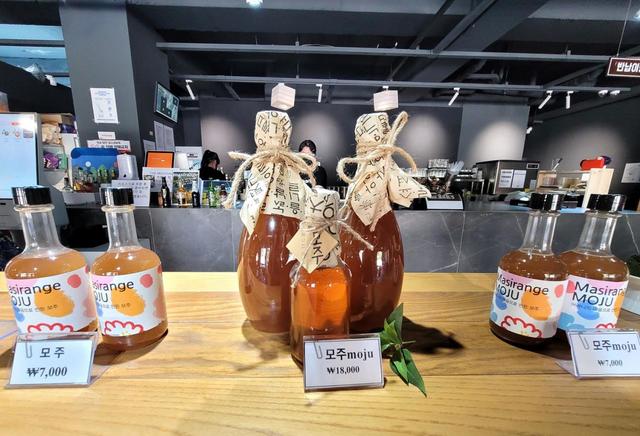 「The masirange」の人気商品のひとつ母酒(モジュ)。黒砂糖やシナモン、ナツメや生姜などを加えたマッコリを煮て、アルコールを飛ばしたもの