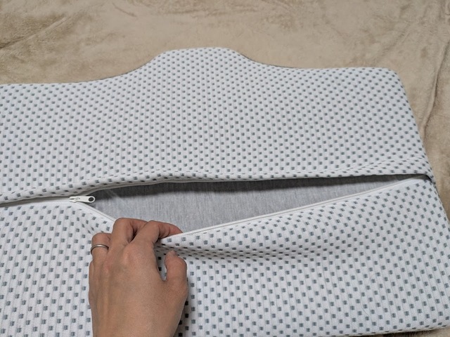 【ニトリ　横向き寝がラクなまくら】まくらの下の面から本体と高さ調整シートを取り出し、好みの高さに調整します