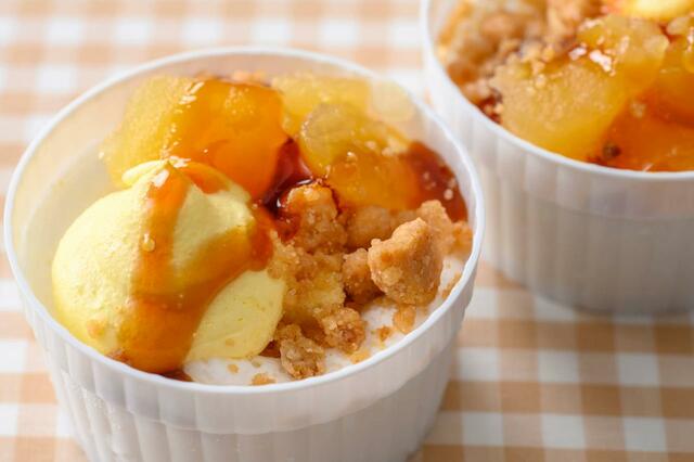 アップルクランブルプリン 550円｜ダッフィー＆フレンズの「ウェア・スマイルズ・グロウ」スーベニア付きメニュー｜販売店舗：東京ディズニーシー「ケープコッド・クックオフ」｜発売日：2024年7月1日（月）