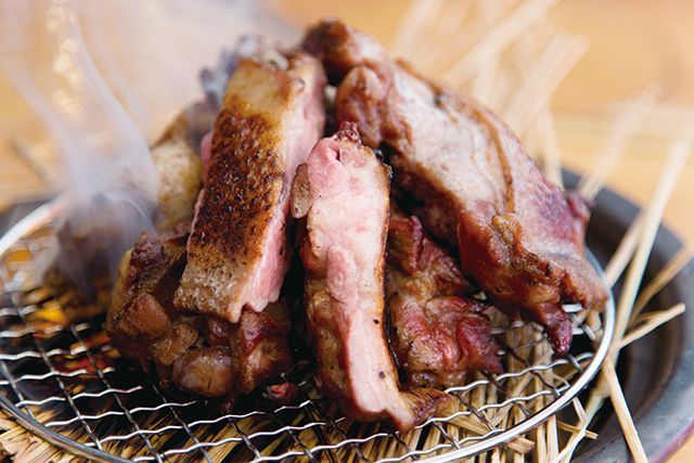 関西「個性派肉」の名店／炉端 美酒食堂 炉とマタギ（北新地）　土佐鴨骨付きもも肉 藁焼 2484円