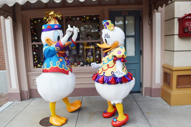 ラブラブなドナルドとデイジーを連続写真で