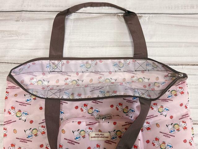 内側にはポケットなどはないシンプルな作り