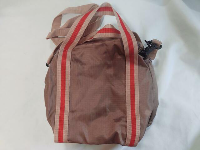 裏面のデザイン【Coleman×ハローキティのボストン型ポシェット】