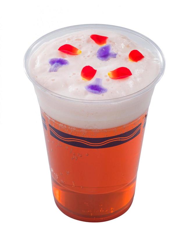 「東京ディズニーシー20周年：タイム・トゥ・シャイン！」ビアカクテル（ラズベリー） 780円｜ニューヨーク・デリ