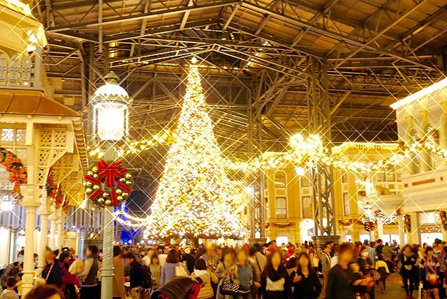 ワールドバザールのクリスマスツリー やっぱり全体をフレームに入れたいですね! ©Disney