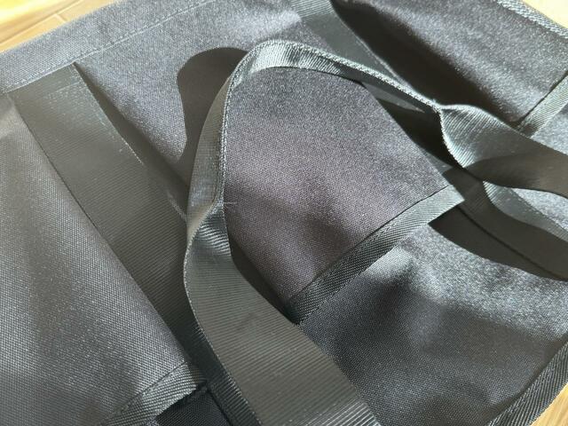 【ワークマン マルチポケット トートバッグ】持ち手の真ん中は持ちやすいように幅が調整されている