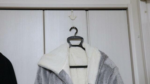 【ニトリ フード付き中わた入り着る毛布 ロング丈（NウォームSP）】着用しないときは吊り下げて収納することも可能です