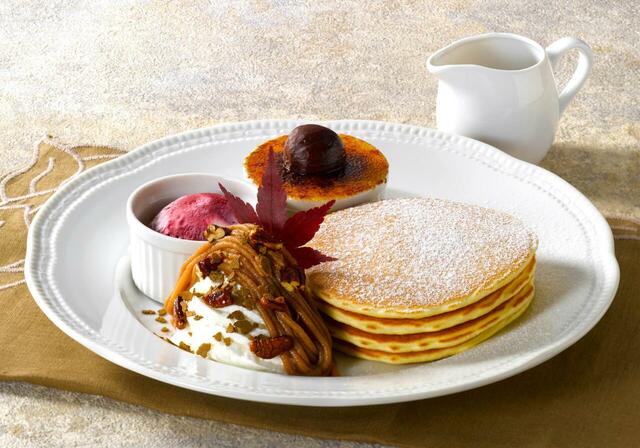 「パンケーキ＆渋皮栗のプチブリュレ～カシスアイス添え～」＜価格：1,680円（税込1,848円）＞【【ロイヤルホスト】都内20店舗限定＆20日間限定！福岡県産甘柿「秋王」を使用したパフェ『Marron Dessert（マロンデザート）〜秋王〜』登場！】