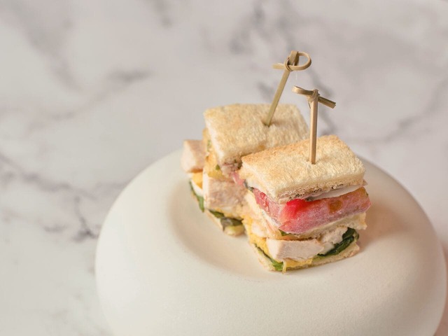 【センタラグランドホテル大阪「ストロベリー＆ショコラアフタヌーンティー」】自家製スモークベーコンのクラブハウスサンド