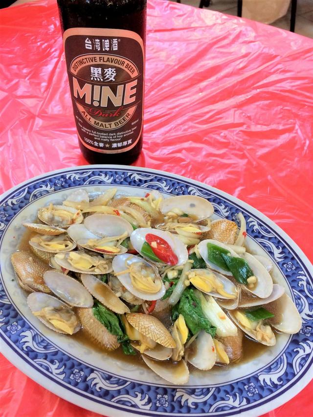 基隆の漁港にあるレストランで食べた貝の炒めもの。台湾でも魚介類は安くない。貝の炒めものは１皿２００元程度