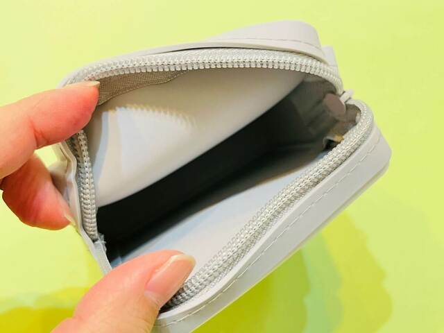 【セブン‐イレブン 福袋2025】グニャリと曲がるシリコン独特の質感です