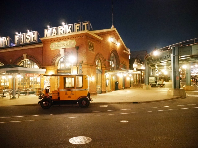 元魚市場の「レストラン櫻」前。©Disney