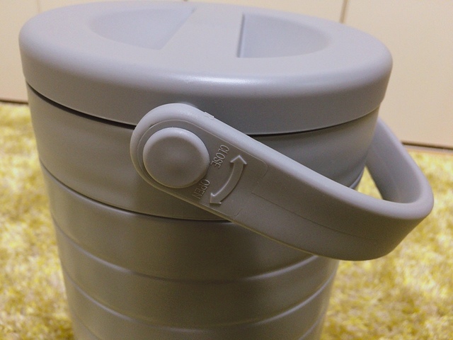 【ワークマン 真空ハイブリッドコンテナ 4.6L】持ち手を回すとフタの開け閉めができます