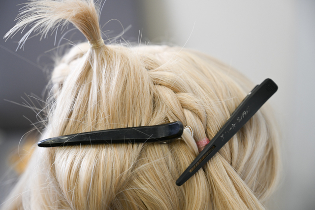 下部はそのまま流して後ろにピンで留めてまとめます