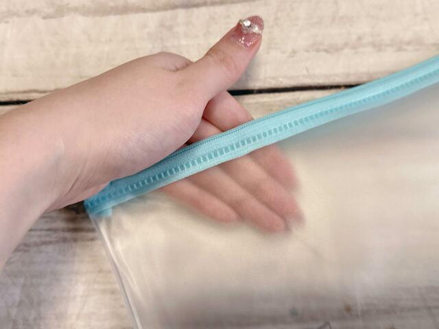 前面はクリアですが、背面は半透明になっています