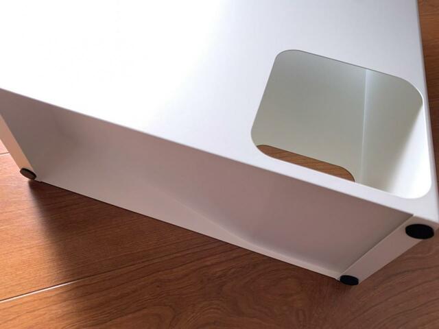 【山崎実業 トイレットペーパーストッカー ホワイト】最下部は傾斜がついていて次のトイレットペーパーを取り出しやすい設計