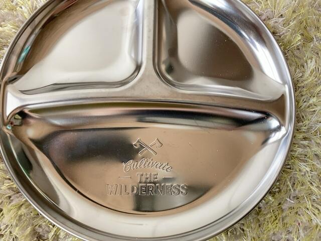 【セリア ステンレス食器 仕切り付プレート（直径約19cm）】サイズ：19cm×高さ1.6cm、素材：ステンレススチール