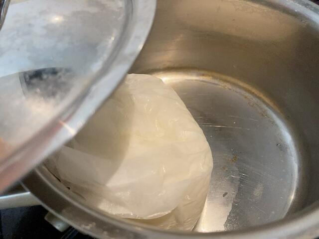 【セリア ごはんが炊ける袋】15分経ったらお湯を捨てて蓋を閉じて15分蒸らす。