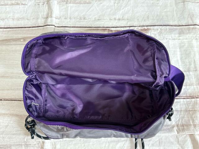 背面ポケットはたっぷりマチ付きで収納力抜群！