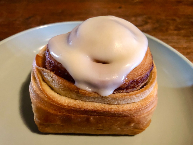 【カルディ　シナモンロール】電子レンジで温めるとフロスティングがとろりととろけて美味しそうに