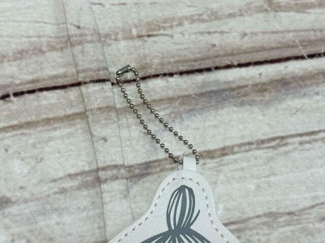 上部にボールチェーン付きでバッグなどにつけられる仕様