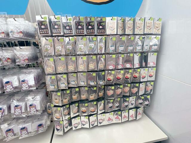 人気のスマホステッカーも発売。どれにしようか迷っちゃいますね♪