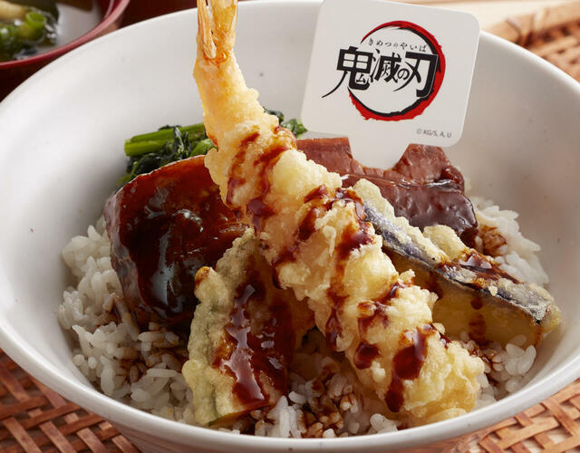 「嘴平伊之助(はしびらいのすけ)の猪じゃない豚角煮と好物天ぷら丼」<価格:税込1,098円>【“炭治郎のハンバーグ”や“胡蝶しのぶのパフェ”が楽しめる!「ジョイフル×鬼滅の刃」コラボキャンペーンスタート!】