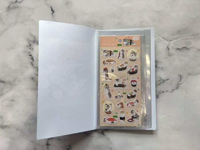 シールが台紙ごと収納できるサイズ感がGood！チケットなどの整理にもおすすめ
