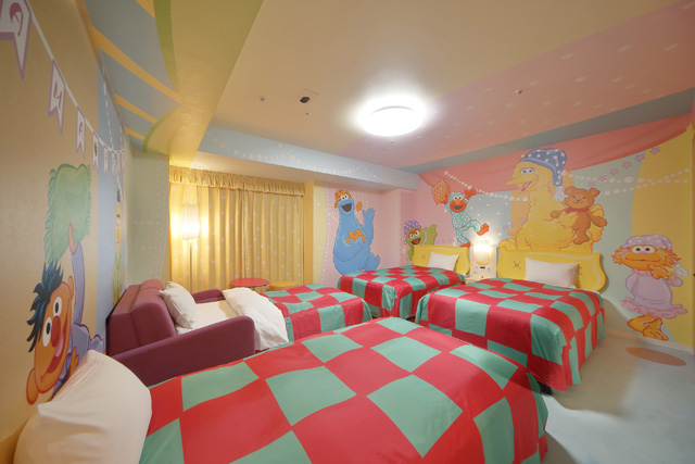 「セサミストリート・パジャマパーティ・ルーム」＜期間：2025年9月4日～11月3日＞【ポップでキュートでホラーなハロウィーンを満喫！ユニバオフィシャルホテルで『HAPPY HALLOWEEN PARTY！』開催】