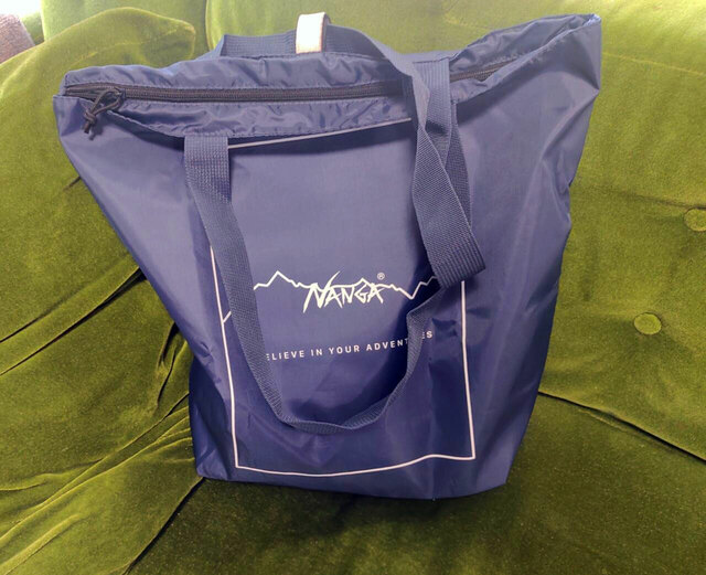 マチがあるので、荷物を入れると自立する