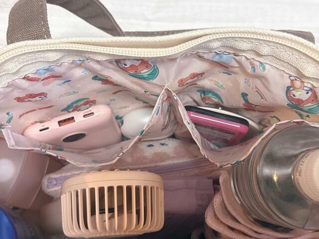 オープンポケットはマチあり仕様なので、小物をたっぷり入れやすく、厚みのあるアイテムも収納しやすく便利