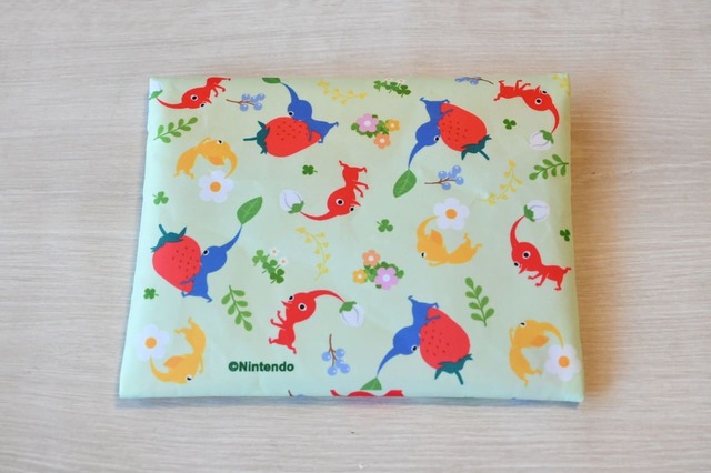 【「ゴディバ meets ピクミン」コレクション】ステーショナリーや衛生用品などを入れるのによさそうなサイズ感