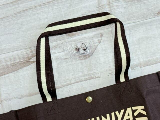 ハンドルは肩がけができる長さ