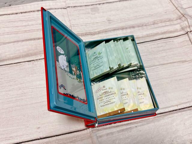 【カルディ/ムーミン ブックティン】ティーバッグを収納してみました。開くたびにワクワクするようなデザインがGood!