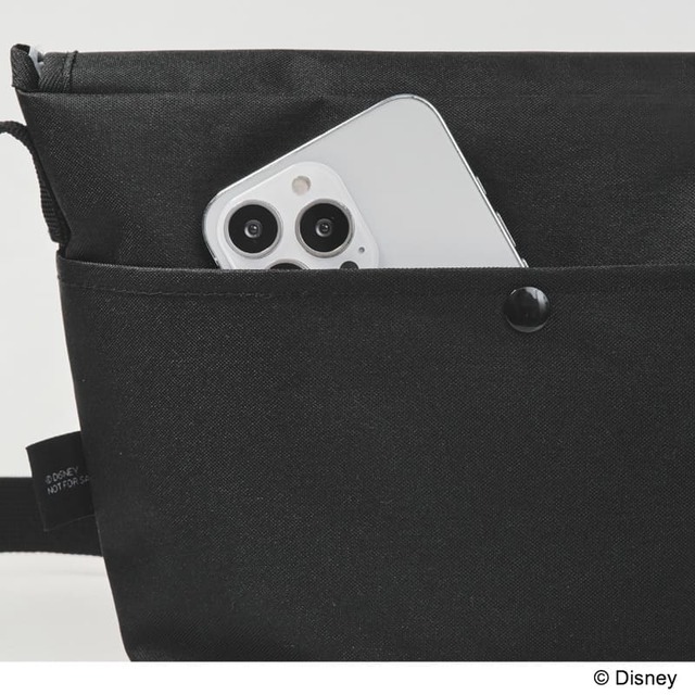 後面にはスマホ収納におすすめなスナップボタン付きポケット